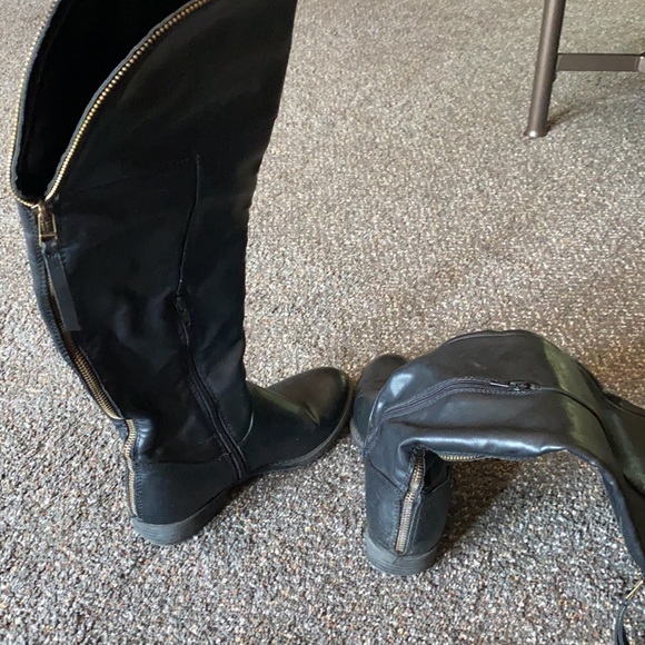 Women’s tall black boots target. Zipper up back - Picture 2 of 4
